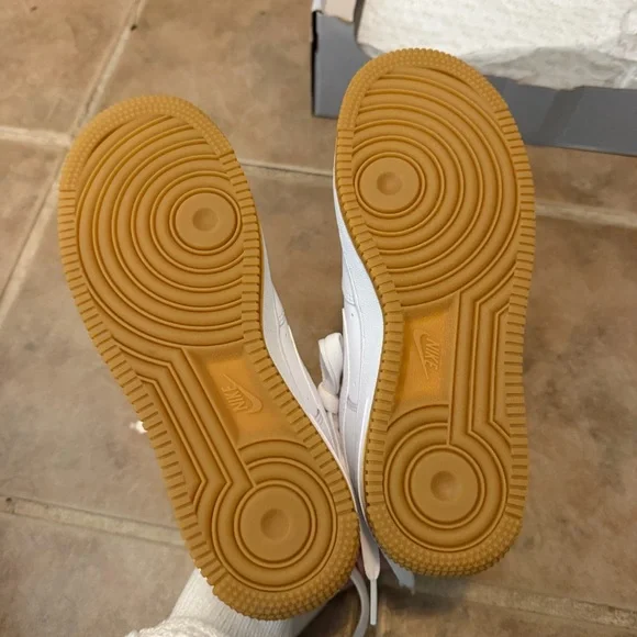 NEW IN BOX Nike Air Force 1 High - White Gum (GS) - Picture 5 of 6